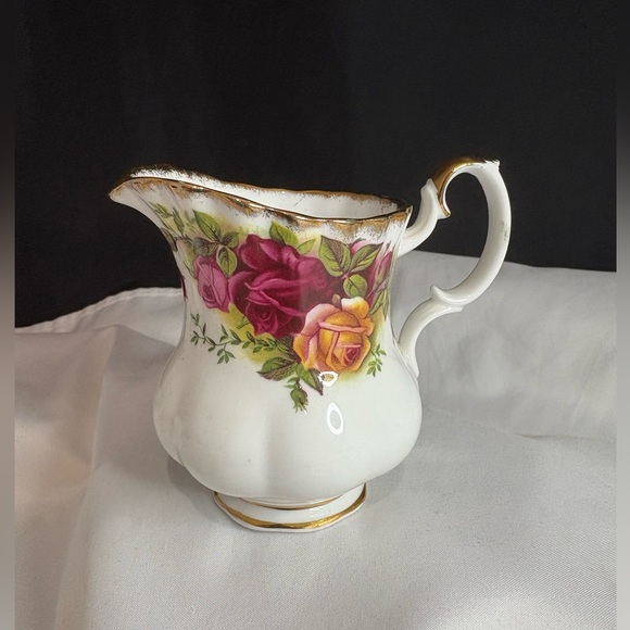 Old Country Roses creamer - Picture 2 of 5